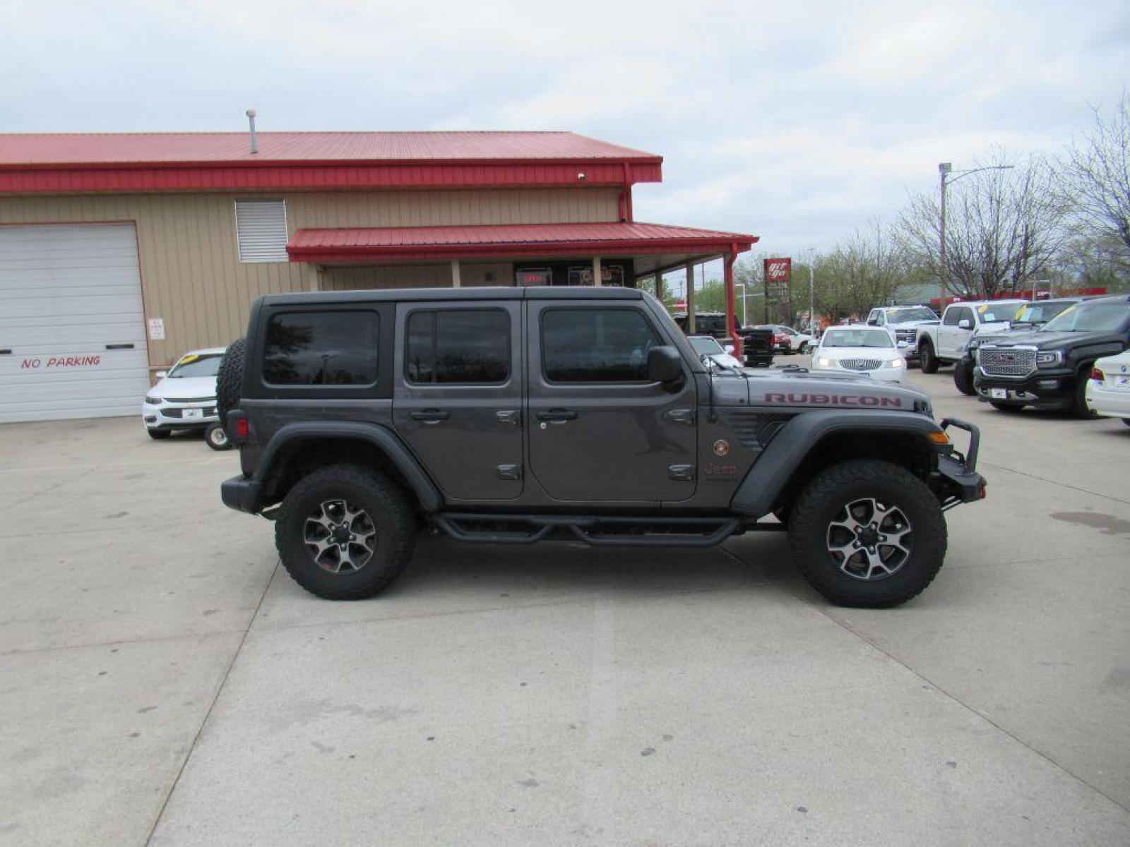 2018 GRAY JEEP WRANGLER UNLIMI RUBICON (1C4HJXFG3JW) with an 3.6L engine, Automatic transmission, located at 908 SE 14th Street, Des Moines, IA, 50317, (515) 281-0330, 41.580303, -93.597046 - Photo #3