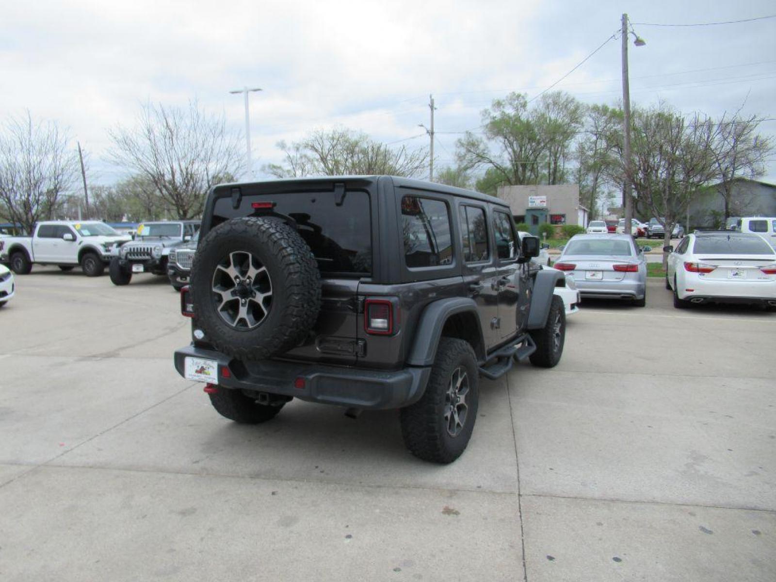 2018 GRAY JEEP WRANGLER UNLIMI RUBICON (1C4HJXFG3JW) with an 3.6L engine, Automatic transmission, located at 908 SE 14th Street, Des Moines, IA, 50317, (515) 281-0330, 41.580303, -93.597046 - Photo #4