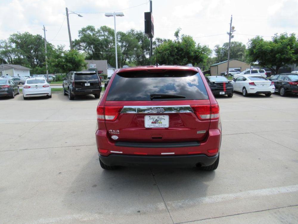 2011 RED JEEP GRAND CHEROKEE LAREDO (1J4RR4GGXBC) with an 3.6L engine, Automatic transmission, located at 908 SE 14th Street, Des Moines, IA, 50317, (515) 281-0330, 41.580303, -93.597046 - Photo #5