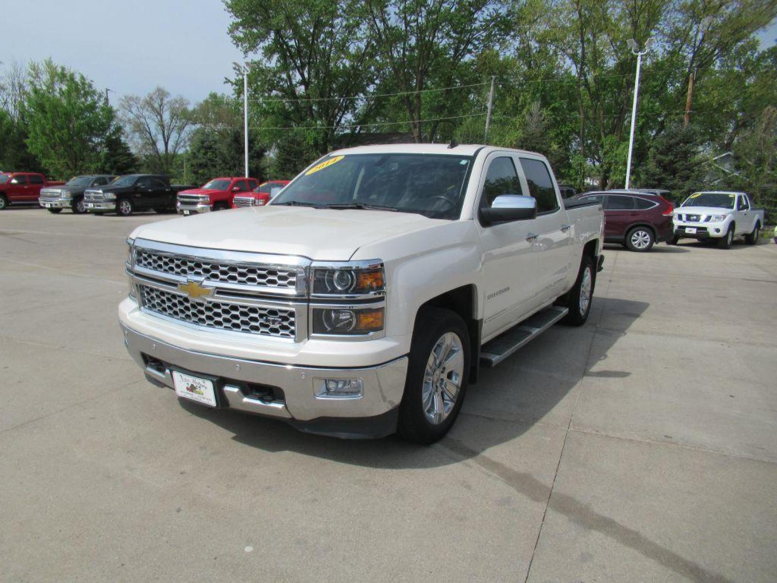 2014 WHITE CHEVROLET SILVERADO 1500 LTZ (3GCUKSEC8EG) with an 5.3L engine, Automatic transmission, located at 908 SE 14th Street, Des Moines, IA, 50317, (515) 281-0330, 41.580303, -93.597046 - Photo #0