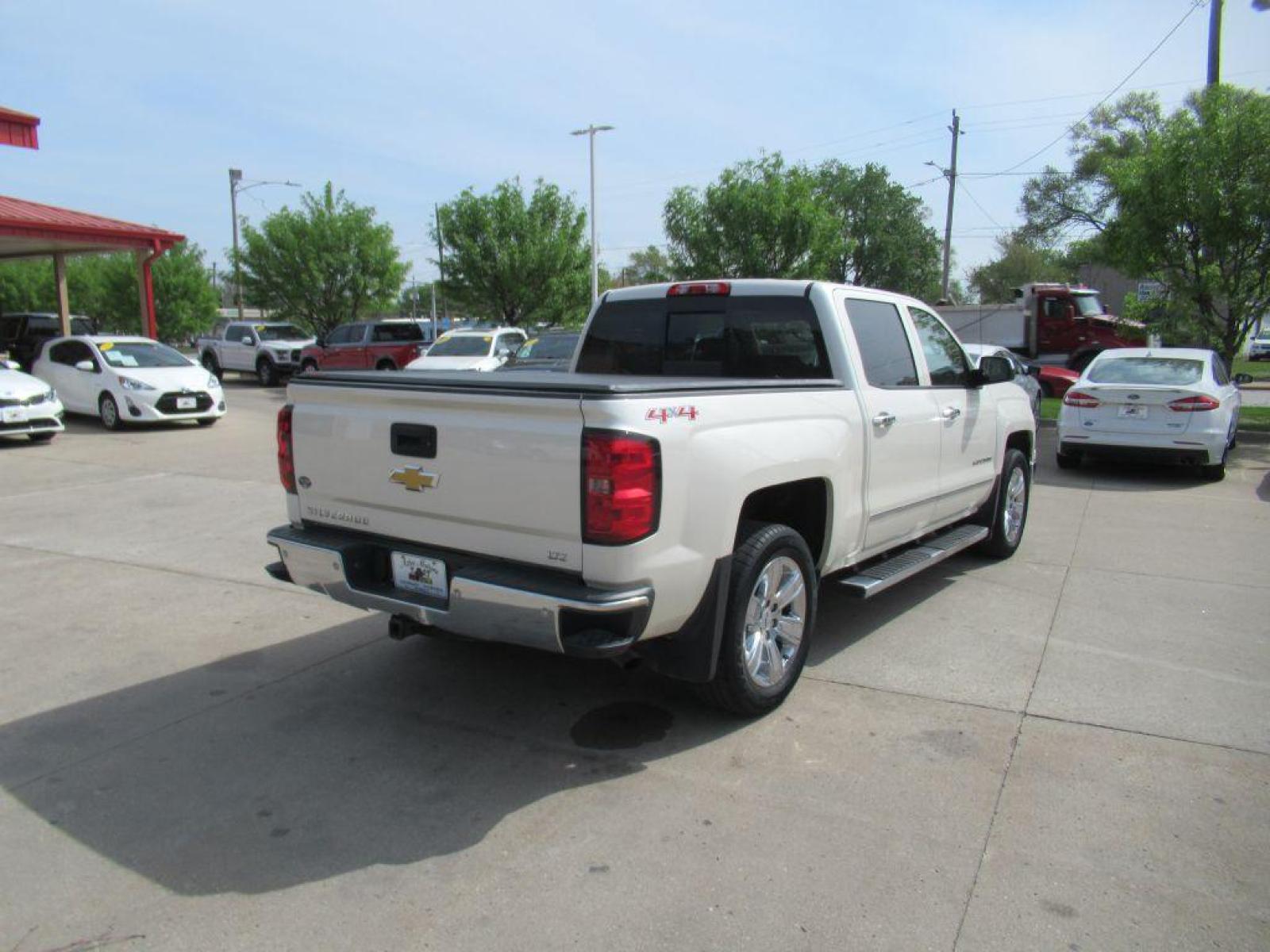 2014 WHITE CHEVROLET SILVERADO 1500 LTZ (3GCUKSEC8EG) with an 5.3L engine, Automatic transmission, located at 908 SE 14th Street, Des Moines, IA, 50317, (515) 281-0330, 41.580303, -93.597046 - Photo #4
