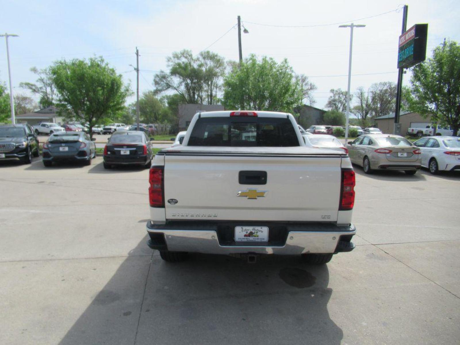 2014 WHITE CHEVROLET SILVERADO 1500 LTZ (3GCUKSEC8EG) with an 5.3L engine, Automatic transmission, located at 908 SE 14th Street, Des Moines, IA, 50317, (515) 281-0330, 41.580303, -93.597046 - Photo #5