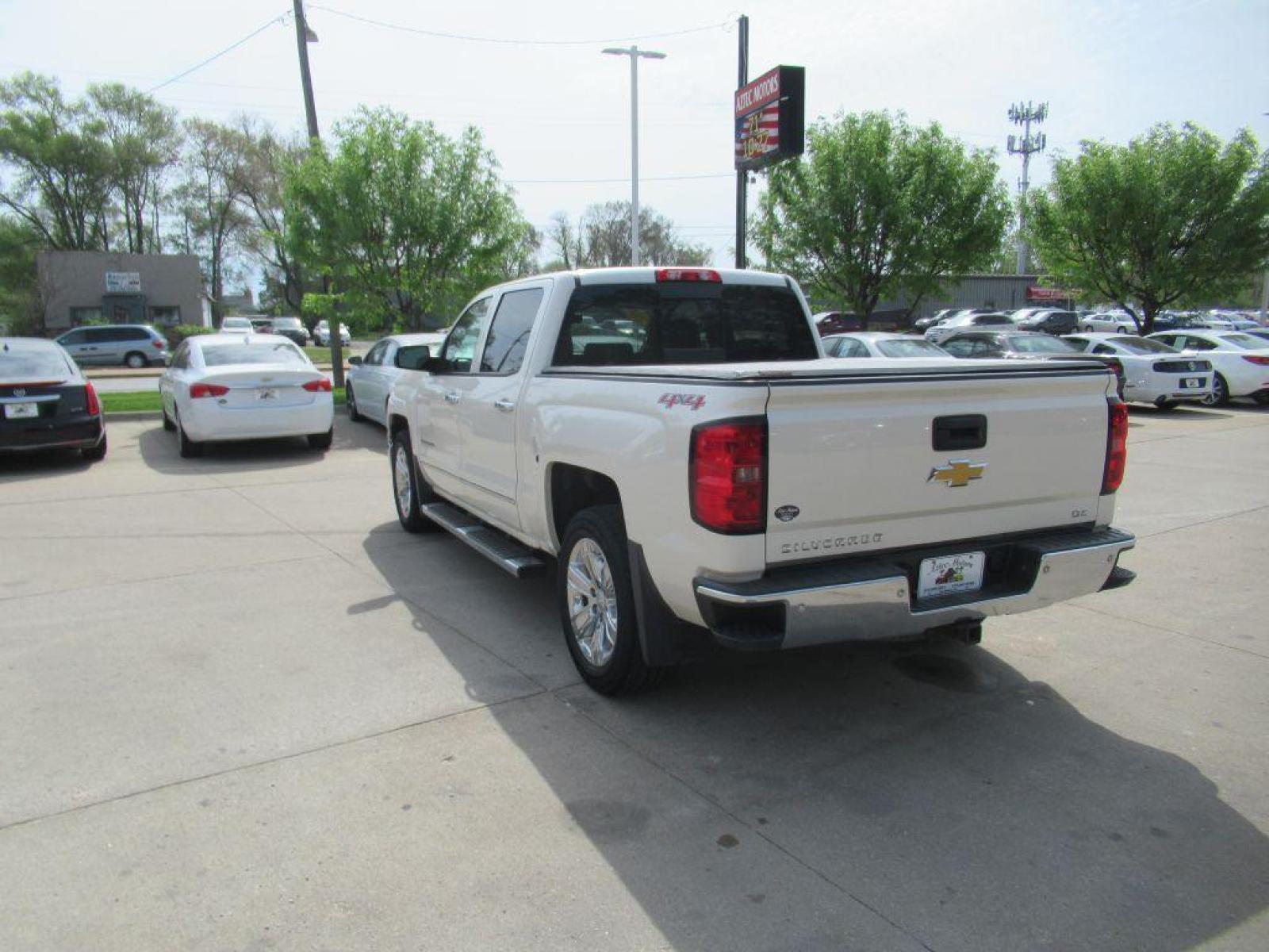 2014 WHITE CHEVROLET SILVERADO 1500 LTZ (3GCUKSEC8EG) with an 5.3L engine, Automatic transmission, located at 908 SE 14th Street, Des Moines, IA, 50317, (515) 281-0330, 41.580303, -93.597046 - Photo #6