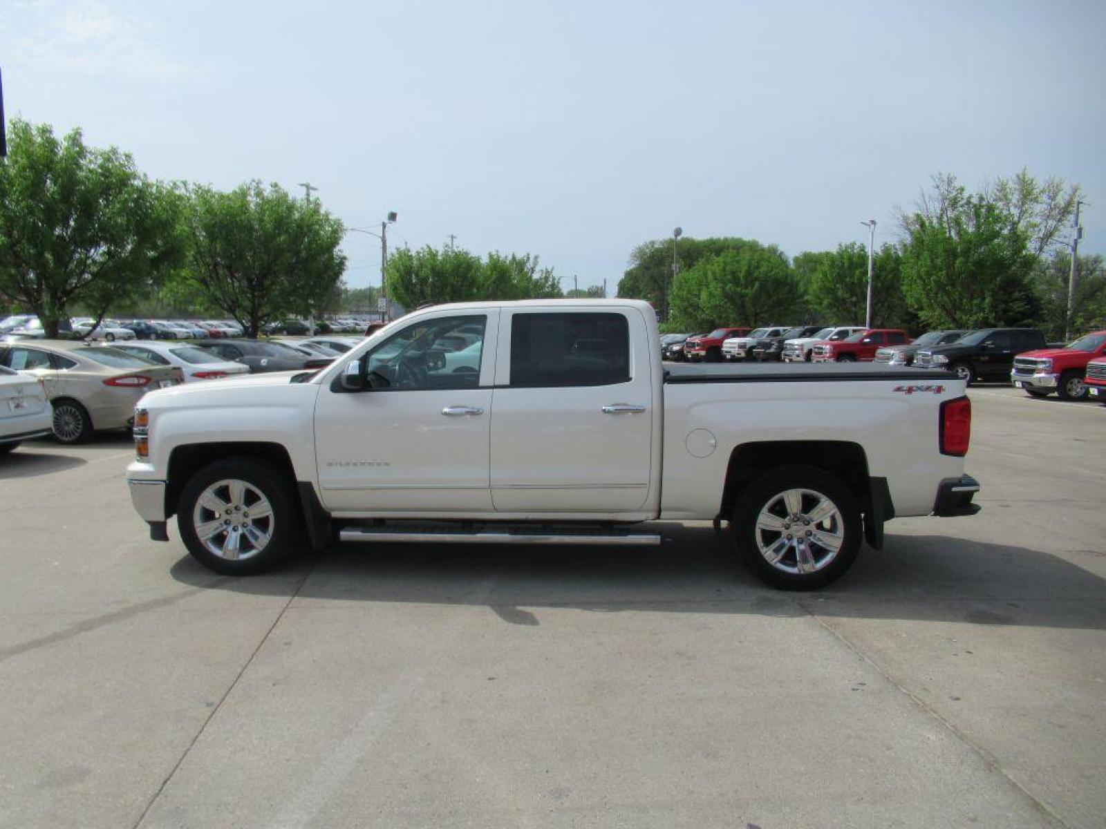 2014 WHITE CHEVROLET SILVERADO 1500 LTZ (3GCUKSEC8EG) with an 5.3L engine, Automatic transmission, located at 908 SE 14th Street, Des Moines, IA, 50317, (515) 281-0330, 41.580303, -93.597046 - Photo #7
