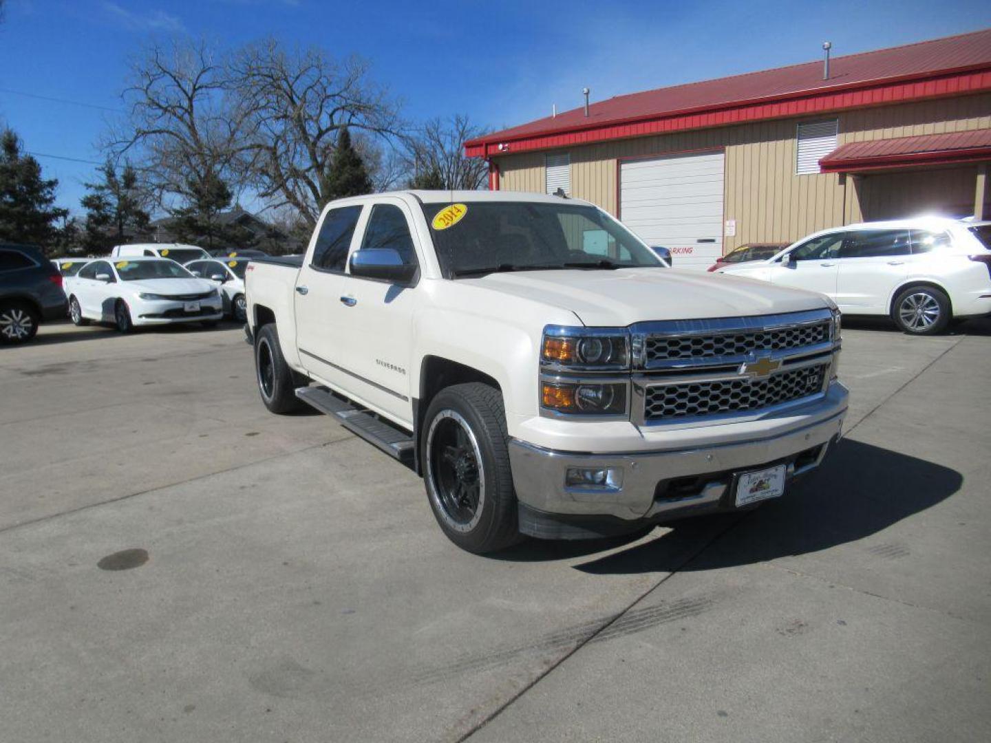 2014 WHITE CHEVROLET SILVERADO 1500 LTZ (3GCUKSEC8EG) with an 5.3L engine, Automatic transmission, located at 908 SE 14th Street, Des Moines, IA, 50317, (515) 281-0330, 41.580303, -93.597046 - Photo#2