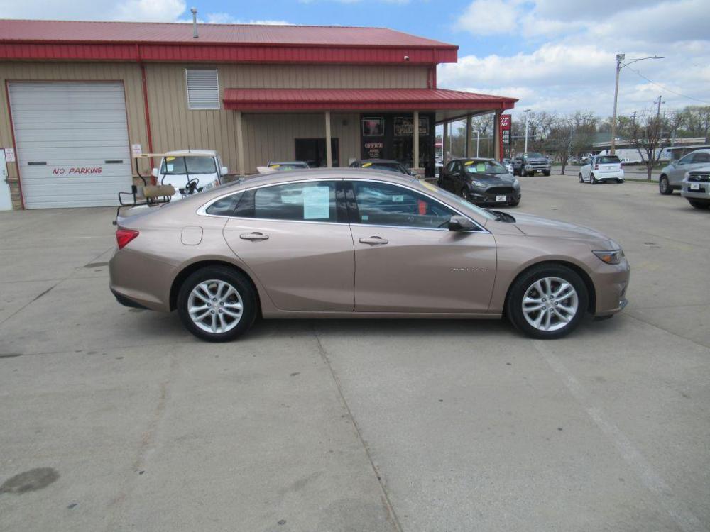 2018 BEIGE CHEVROLET MALIBU LT (1G1ZD5ST6JF) with an 1.5L engine, Automatic transmission, located at 908 SE 14th Street, Des Moines, IA, 50317, (515) 281-0330, 41.580303, -93.597046 - Photo #3