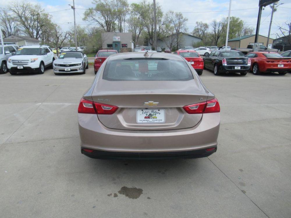 2018 BEIGE CHEVROLET MALIBU LT (1G1ZD5ST6JF) with an 1.5L engine, Automatic transmission, located at 908 SE 14th Street, Des Moines, IA, 50317, (515) 281-0330, 41.580303, -93.597046 - Photo #5
