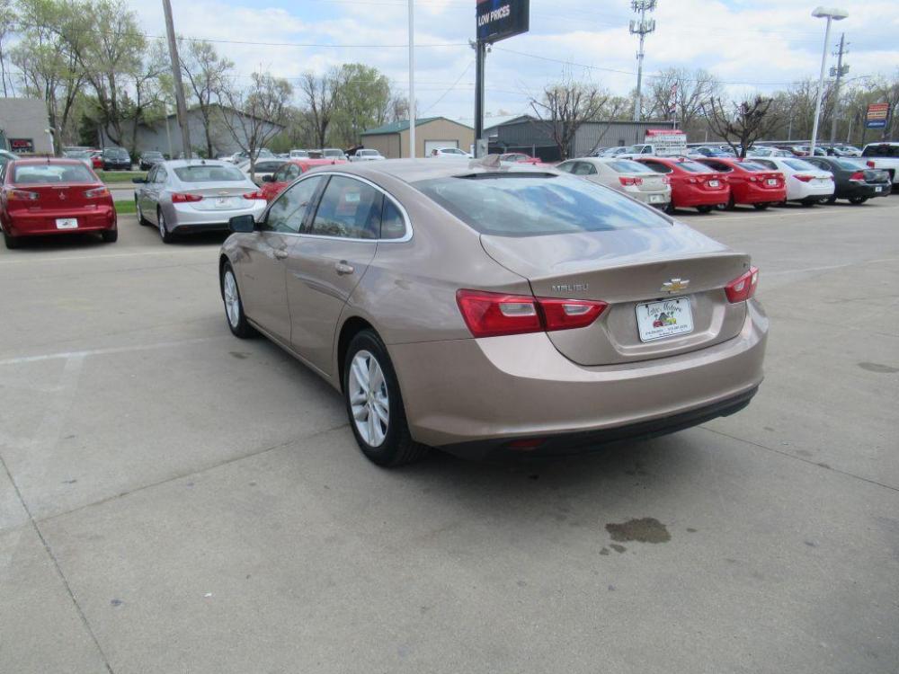 2018 BEIGE CHEVROLET MALIBU LT (1G1ZD5ST6JF) with an 1.5L engine, Automatic transmission, located at 908 SE 14th Street, Des Moines, IA, 50317, (515) 281-0330, 41.580303, -93.597046 - Photo #6