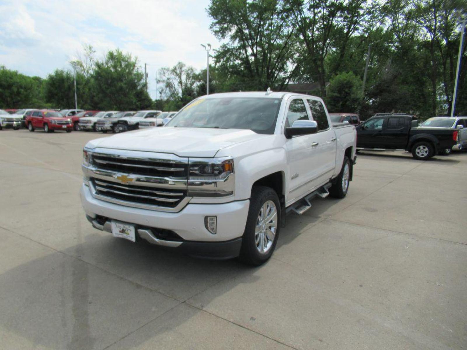 2016 WHITE CHEVROLET SILVERADO 1500 HIGH COUNTRY (3GCUKTEC5GG) with an 5.3L engine, Automatic transmission, located at 908 SE 14th Street, Des Moines, IA, 50317, (515) 281-0330, 41.580303, -93.597046 - Photo #0