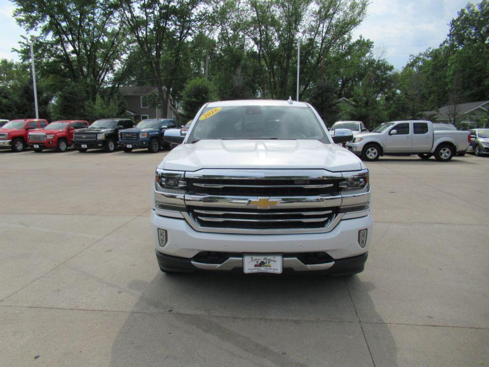 2016 WHITE CHEVROLET SILVERADO 1500 HIGH COUNTRY (3GCUKTEC5GG) with an 5.3L engine, Automatic transmission, located at 908 SE 14th Street, Des Moines, IA, 50317, (515) 281-0330, 41.580303, -93.597046 - Photo #1