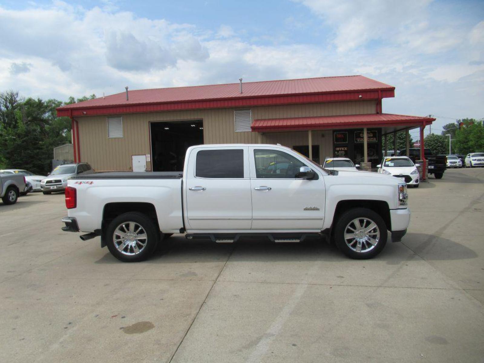 2016 WHITE CHEVROLET SILVERADO 1500 HIGH COUNTRY (3GCUKTEC5GG) with an 5.3L engine, Automatic transmission, located at 908 SE 14th Street, Des Moines, IA, 50317, (515) 281-0330, 41.580303, -93.597046 - Photo #3
