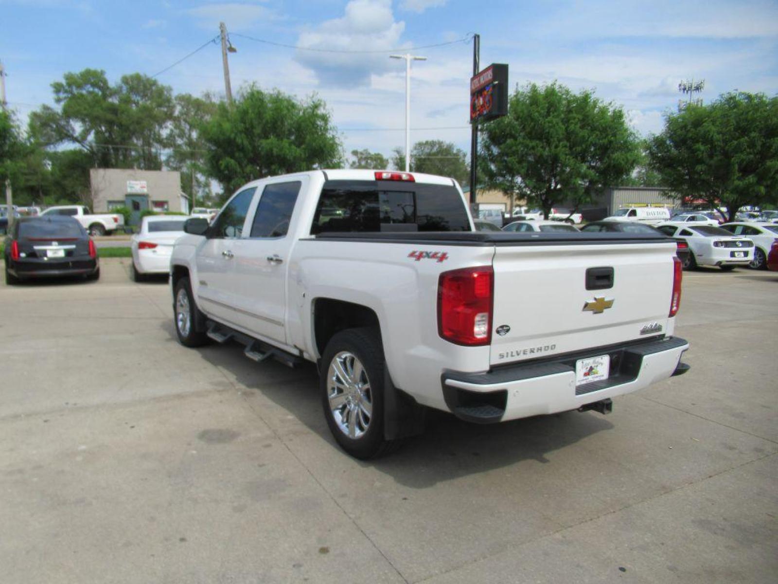 2016 WHITE CHEVROLET SILVERADO 1500 HIGH COUNTRY (3GCUKTEC5GG) with an 5.3L engine, Automatic transmission, located at 908 SE 14th Street, Des Moines, IA, 50317, (515) 281-0330, 41.580303, -93.597046 - Photo #6