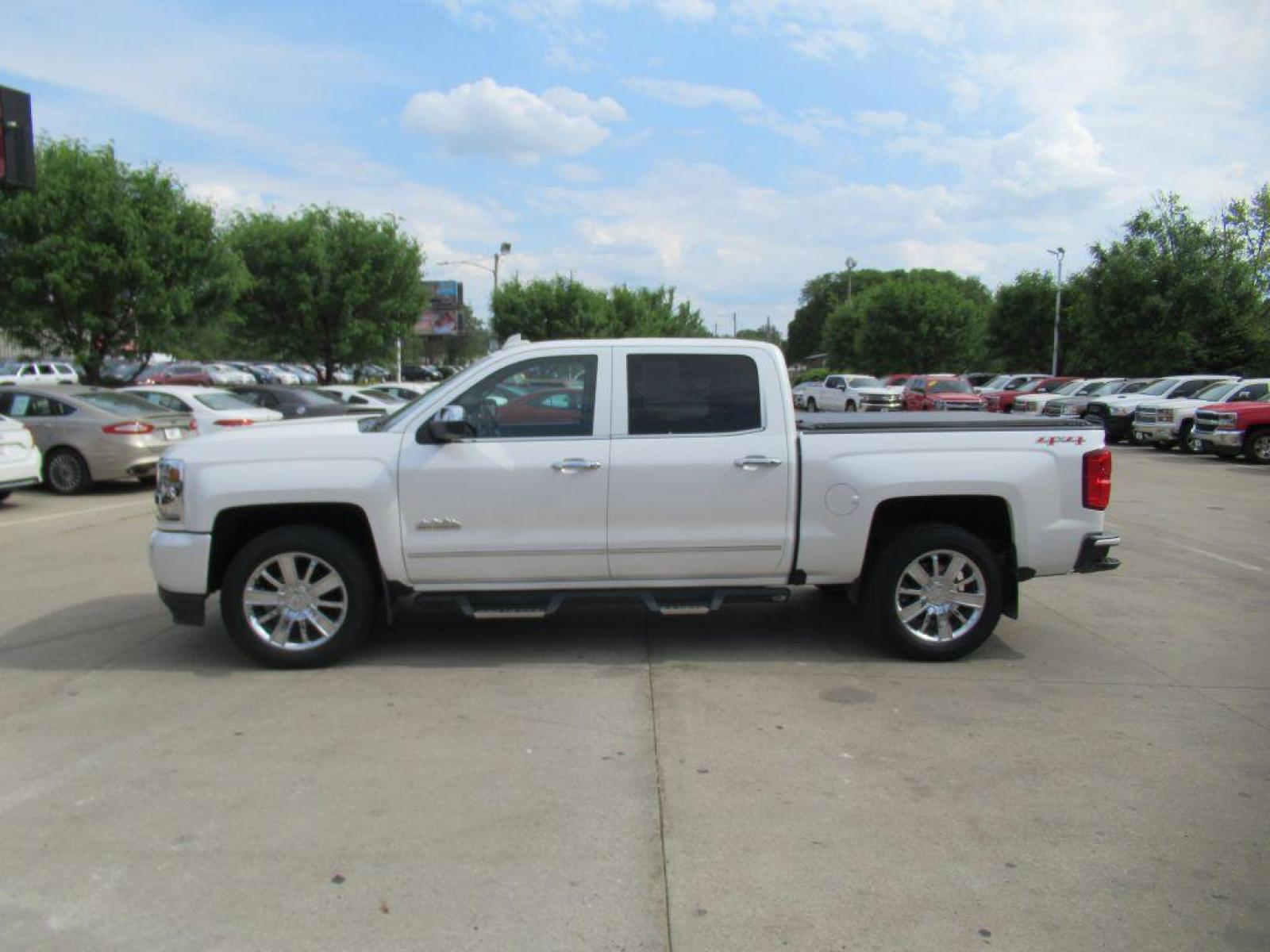 2016 WHITE CHEVROLET SILVERADO 1500 HIGH COUNTRY (3GCUKTEC5GG) with an 5.3L engine, Automatic transmission, located at 908 SE 14th Street, Des Moines, IA, 50317, (515) 281-0330, 41.580303, -93.597046 - Photo #7