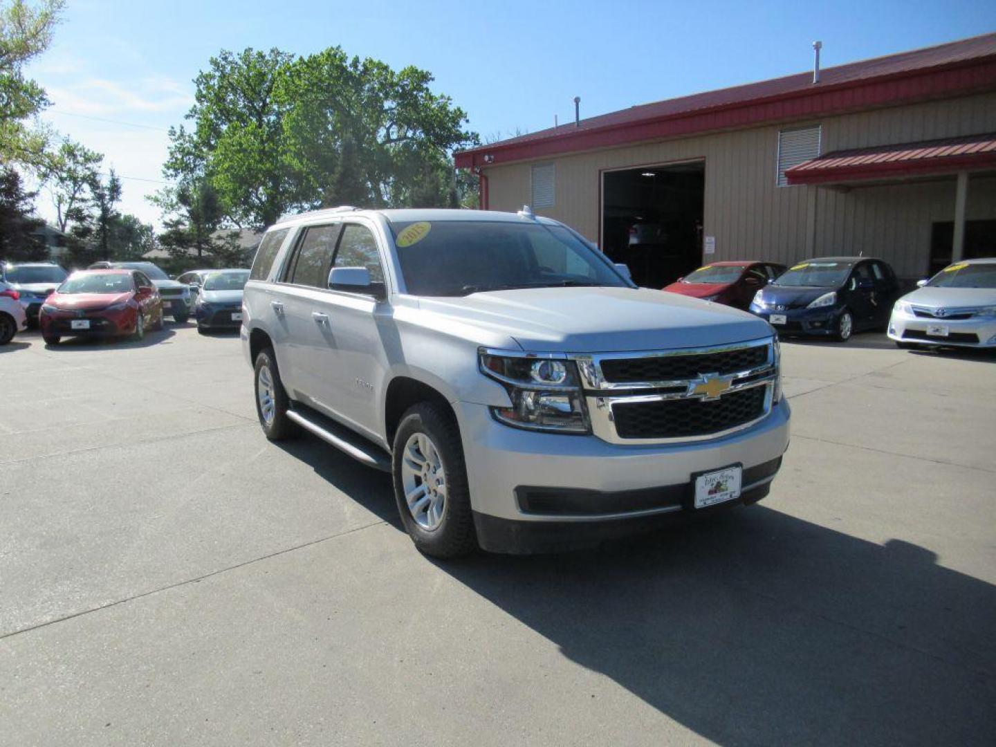 2015 SILVER CHEVROLET TAHOE 1500 LT (1GNSCBKC1FR) with an 5.3L engine, Automatic transmission, located at 908 SE 14th Street, Des Moines, IA, 50317, (515) 281-0330, 41.580303, -93.597046 - Photo#2