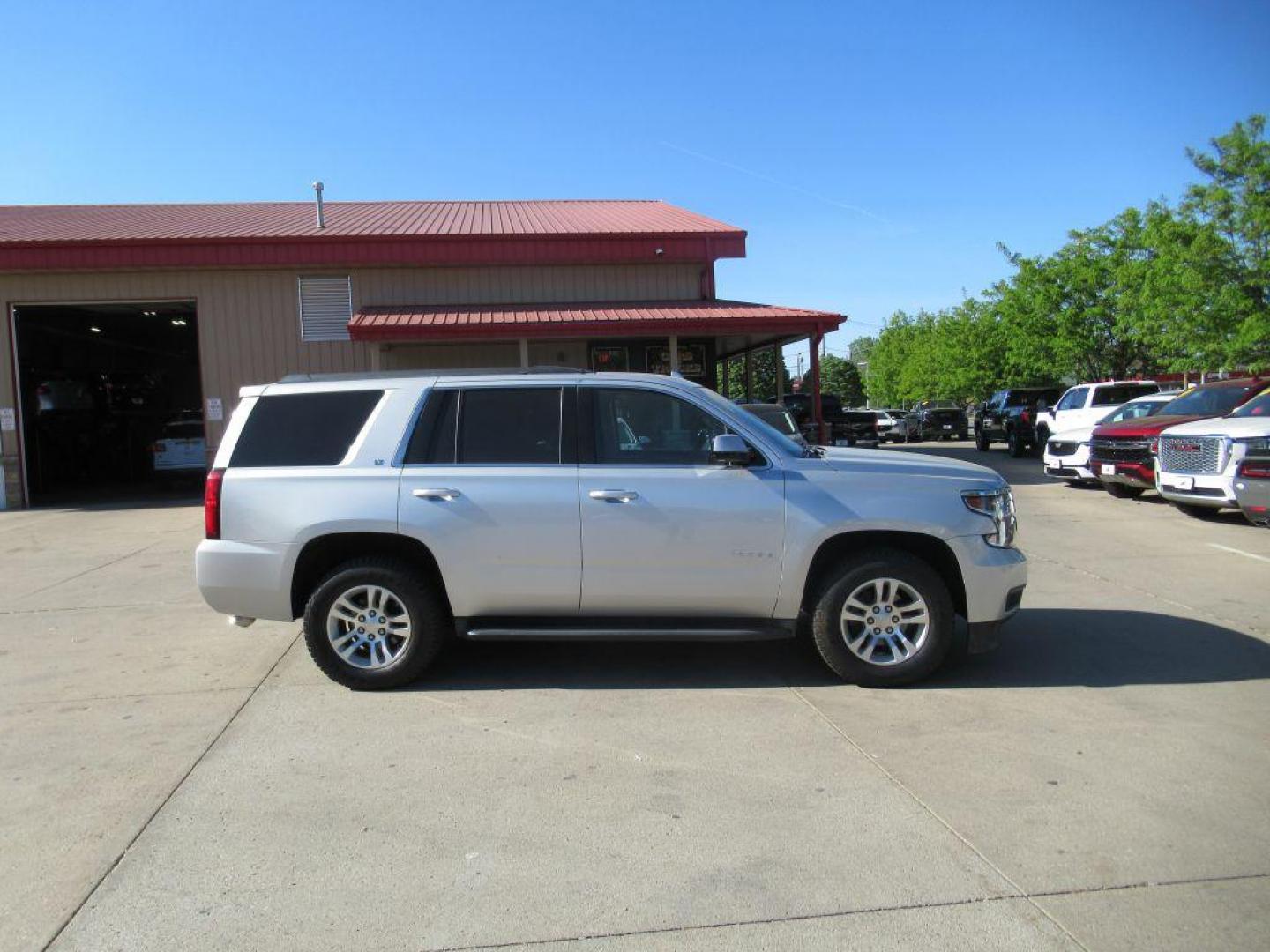 2015 SILVER CHEVROLET TAHOE 1500 LT (1GNSCBKC1FR) with an 5.3L engine, Automatic transmission, located at 908 SE 14th Street, Des Moines, IA, 50317, (515) 281-0330, 41.580303, -93.597046 - Photo#3