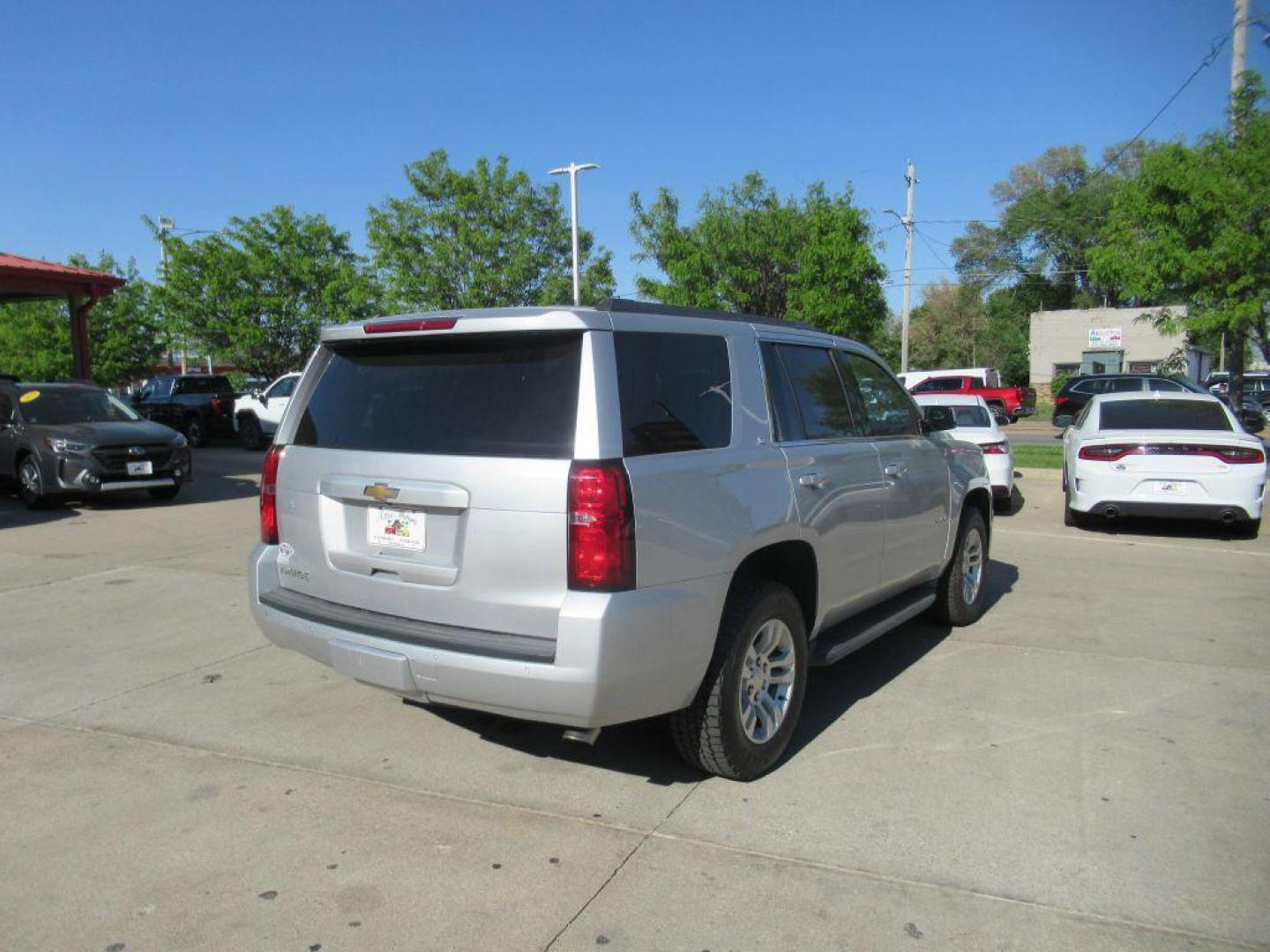 2015 SILVER CHEVROLET TAHOE 1500 LT (1GNSCBKC1FR) with an 5.3L engine, Automatic transmission, located at 908 SE 14th Street, Des Moines, IA, 50317, (515) 281-0330, 41.580303, -93.597046 - Photo#4