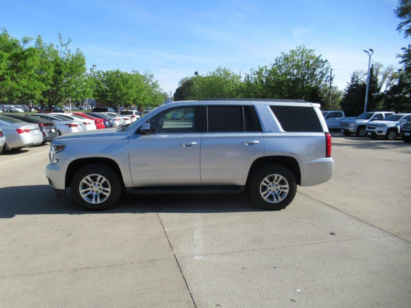 2015 SILVER CHEVROLET TAHOE 1500 LT (1GNSCBKC1FR) with an 5.3L engine, Automatic transmission, located at 908 SE 14th Street, Des Moines, IA, 50317, (515) 281-0330, 41.580303, -93.597046 - Photo#7