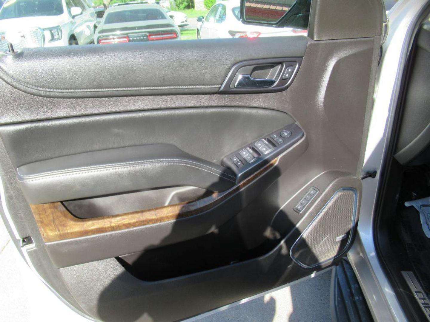 2015 SILVER CHEVROLET TAHOE 1500 LT (1GNSCBKC1FR) with an 5.3L engine, Automatic transmission, located at 908 SE 14th Street, Des Moines, IA, 50317, (515) 281-0330, 41.580303, -93.597046 - Photo#9