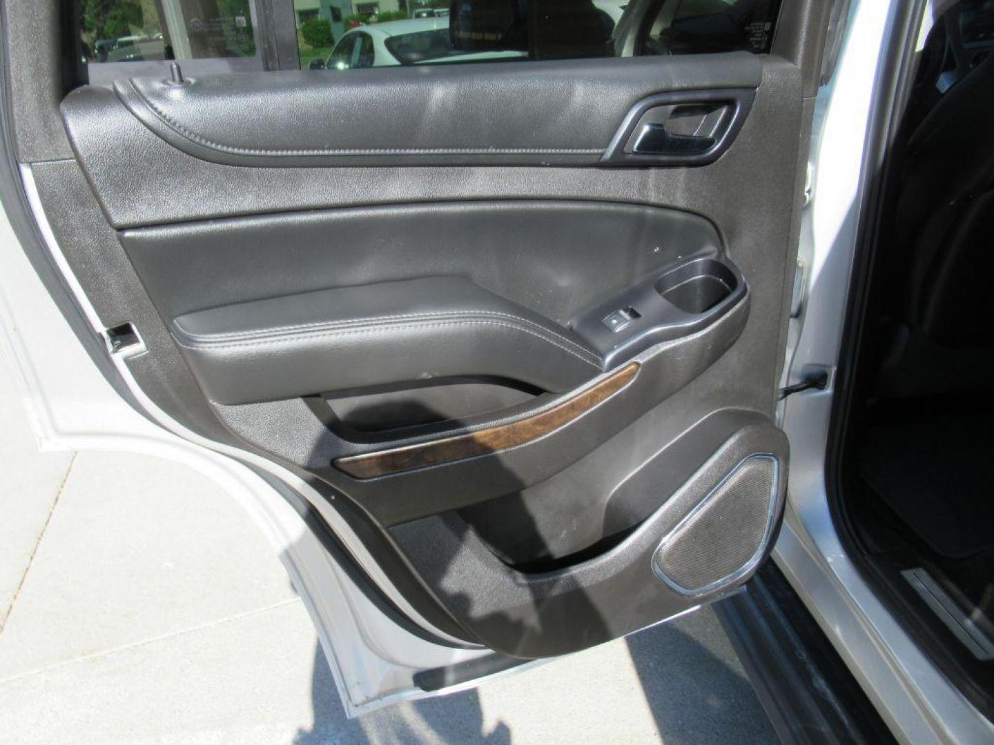 2015 SILVER CHEVROLET TAHOE 1500 LT (1GNSCBKC1FR) with an 5.3L engine, Automatic transmission, located at 908 SE 14th Street, Des Moines, IA, 50317, (515) 281-0330, 41.580303, -93.597046 - Photo#10