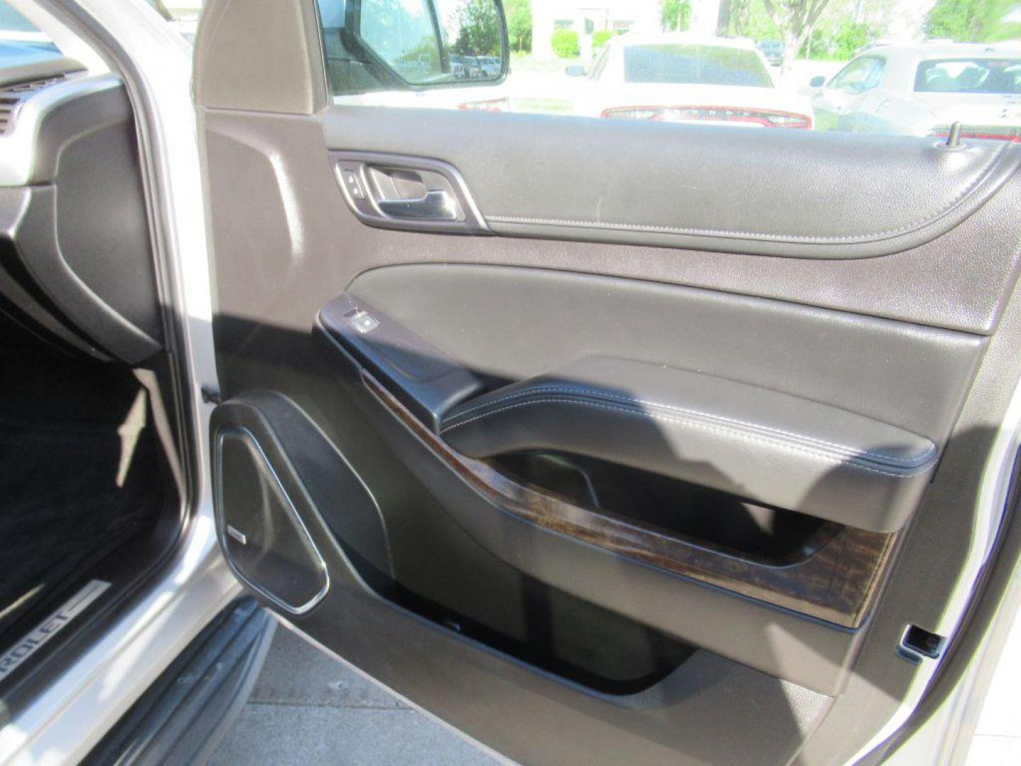 2015 SILVER CHEVROLET TAHOE 1500 LT (1GNSCBKC1FR) with an 5.3L engine, Automatic transmission, located at 908 SE 14th Street, Des Moines, IA, 50317, (515) 281-0330, 41.580303, -93.597046 - Photo#12