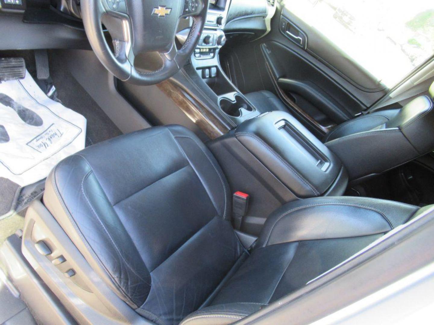 2015 SILVER CHEVROLET TAHOE 1500 LT (1GNSCBKC1FR) with an 5.3L engine, Automatic transmission, located at 908 SE 14th Street, Des Moines, IA, 50317, (515) 281-0330, 41.580303, -93.597046 - Photo#17