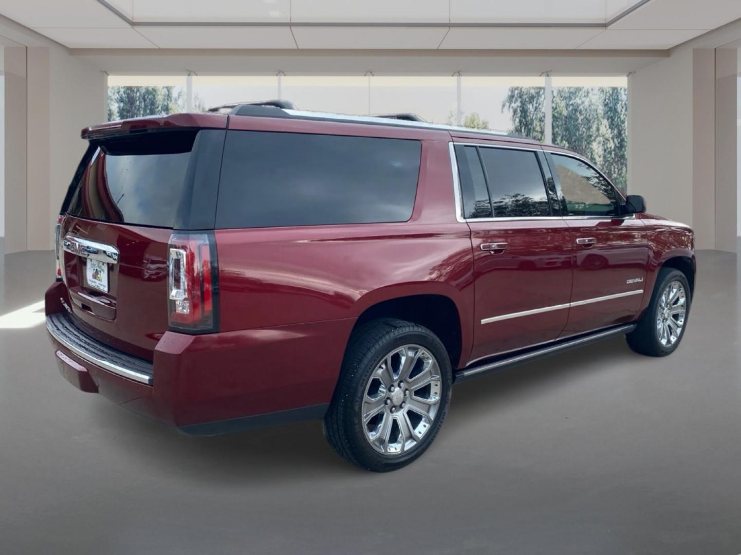 2017 MARRON GMC YUKON XL DENALI (1GKS2HKJ2HR) with an 6.2L engine, Automatic transmission, located at 908 SE 14th Street, Des Moines, IA, 50317, (515) 281-0330, 41.580303, -93.597046- Photo#2