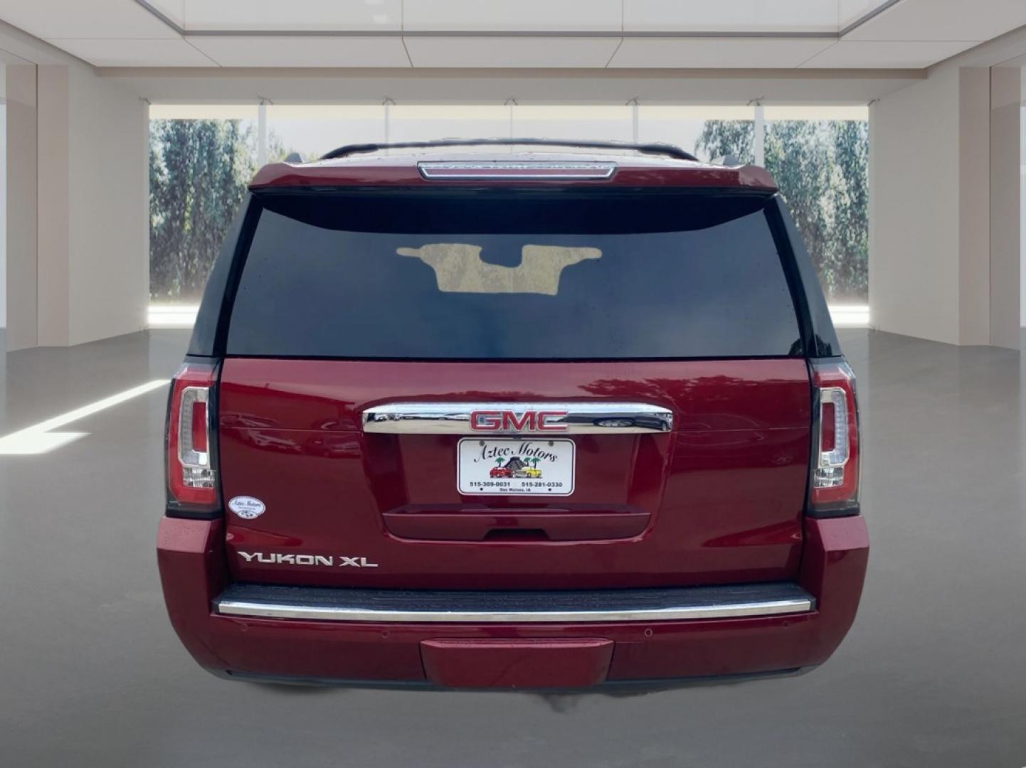 2017 MARRON GMC YUKON XL DENALI (1GKS2HKJ2HR) with an 6.2L engine, Automatic transmission, located at 908 SE 14th Street, Des Moines, IA, 50317, (515) 281-0330, 41.580303, -93.597046- Photo#3