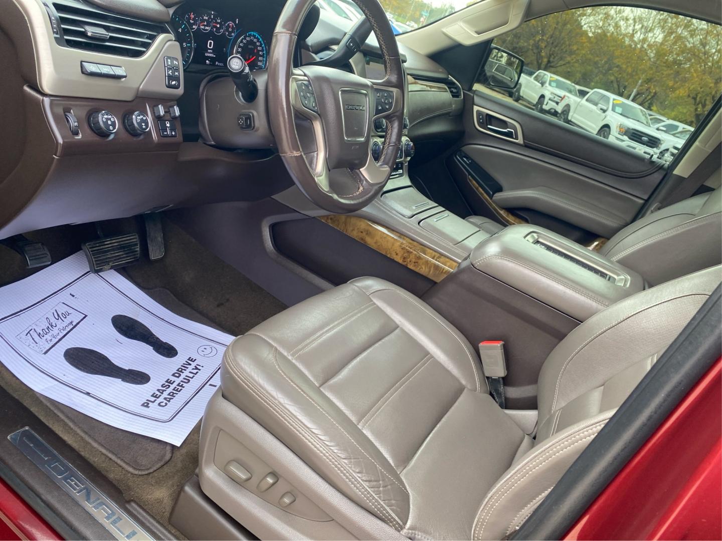 2017 MARRON GMC YUKON XL DENALI (1GKS2HKJ2HR) with an 6.2L engine, Automatic transmission, located at 908 SE 14th Street, Des Moines, IA, 50317, (515) 281-0330, 41.580303, -93.597046- Photo#8