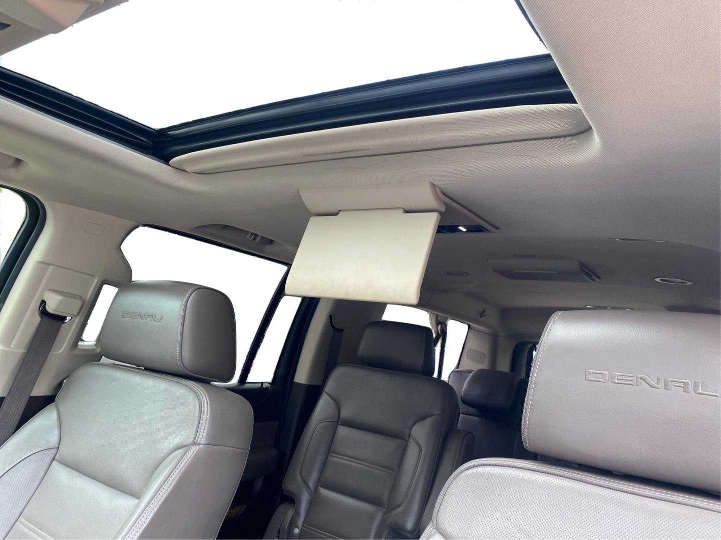 2017 MARRON GMC YUKON XL DENALI (1GKS2HKJ2HR) with an 6.2L engine, Automatic transmission, located at 908 SE 14th Street, Des Moines, IA, 50317, (515) 281-0330, 41.580303, -93.597046- Photo#14