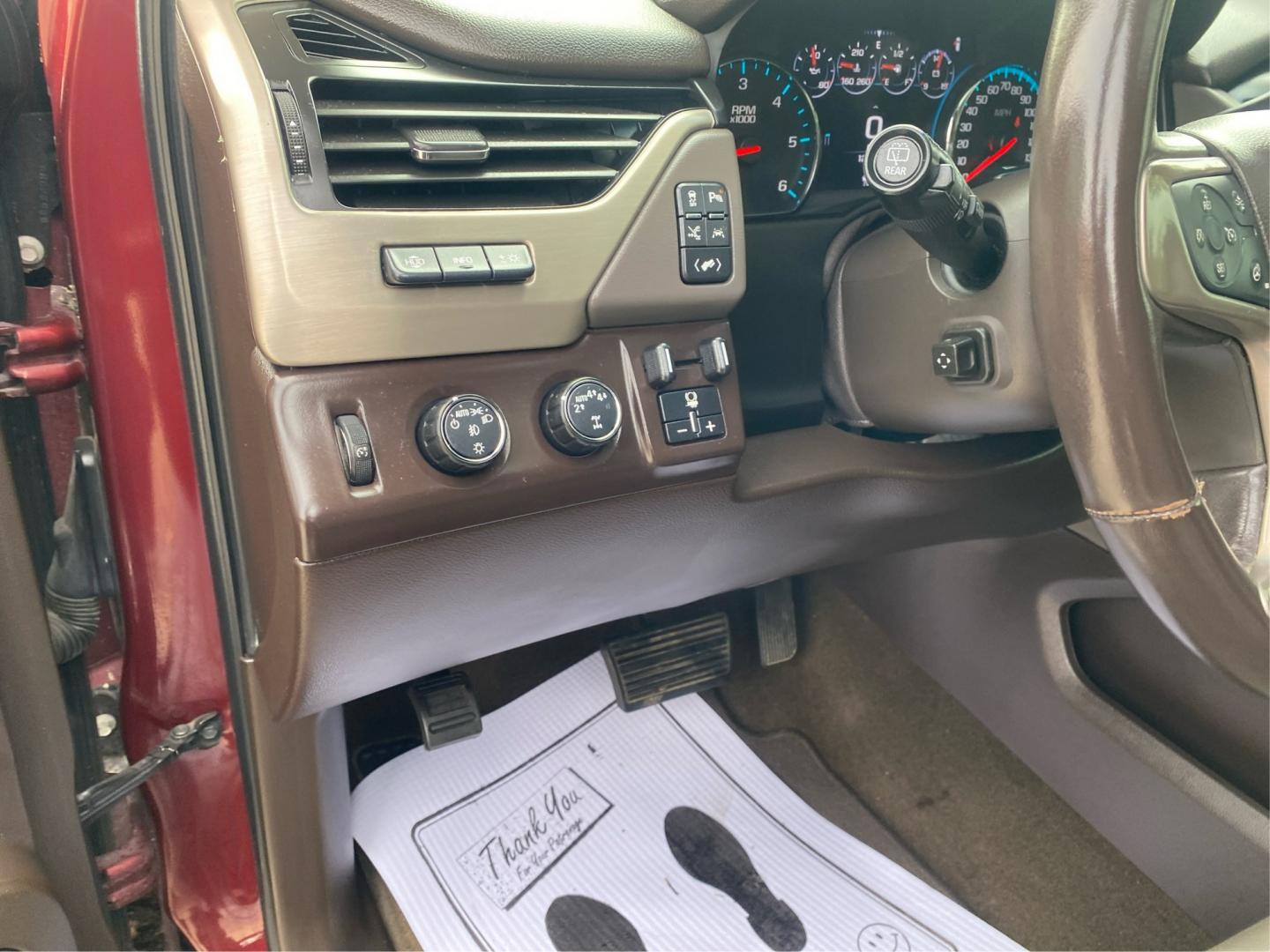 2017 MARRON GMC YUKON XL DENALI (1GKS2HKJ2HR) with an 6.2L engine, Automatic transmission, located at 908 SE 14th Street, Des Moines, IA, 50317, (515) 281-0330, 41.580303, -93.597046- Photo#17