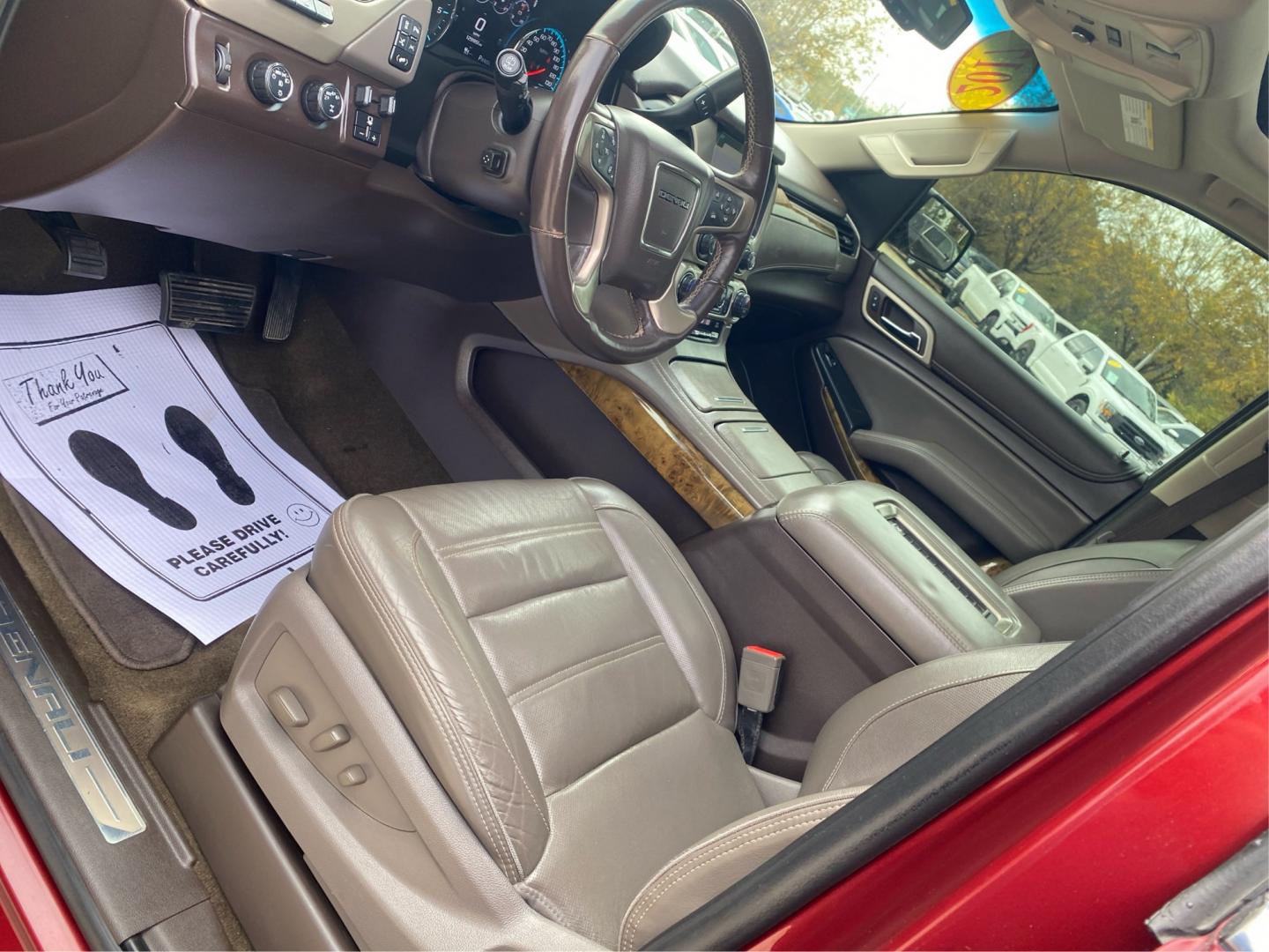 2017 MARRON GMC YUKON XL DENALI (1GKS2HKJ2HR) with an 6.2L engine, Automatic transmission, located at 908 SE 14th Street, Des Moines, IA, 50317, (515) 281-0330, 41.580303, -93.597046- Photo#18