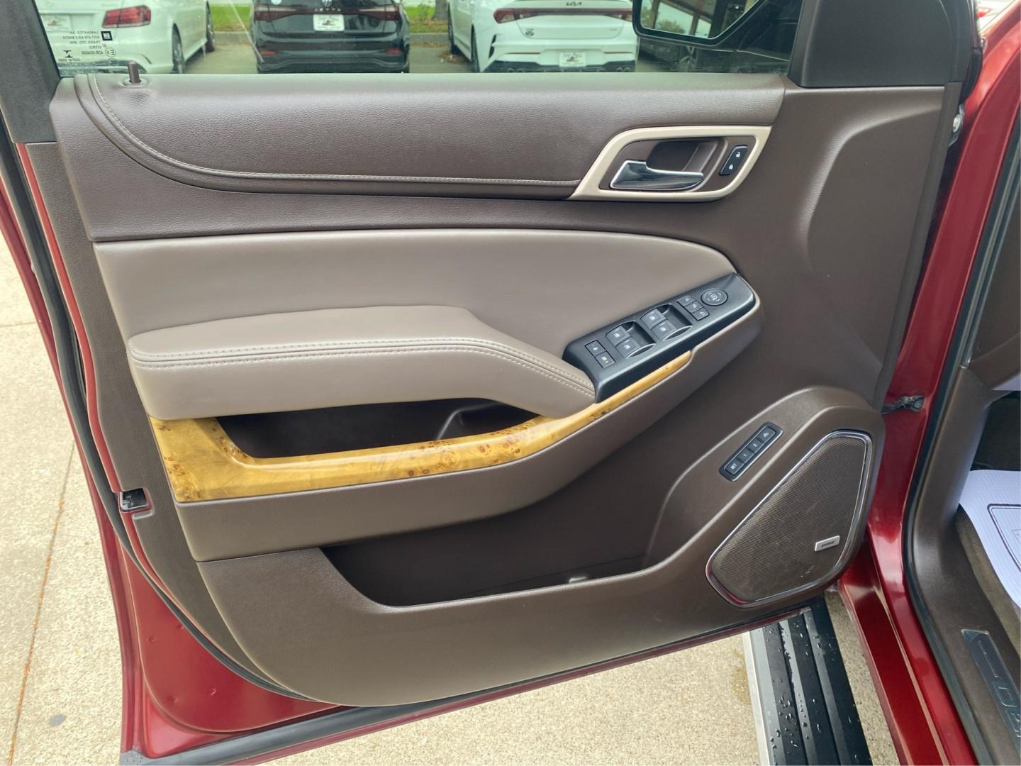 2017 MARRON GMC YUKON XL DENALI (1GKS2HKJ2HR) with an 6.2L engine, Automatic transmission, located at 908 SE 14th Street, Des Moines, IA, 50317, (515) 281-0330, 41.580303, -93.597046- Photo#19