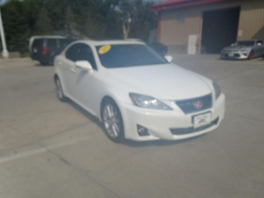 2011 WHITE LEXUS IS 250 (JTHCF5C29B5) with an 2.5L engine, Automatic transmission, located at 908 SE 14th Street, Des Moines, IA, 50317, (515) 281-0330, 41.580303, -93.597046 - Photo #2