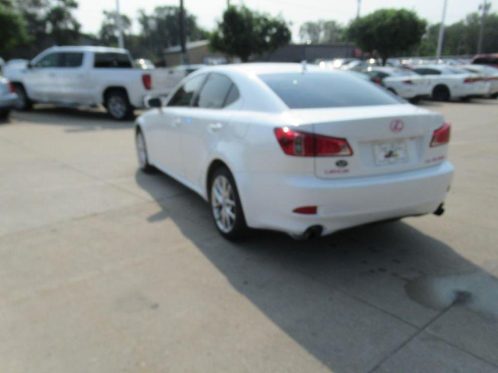2011 WHITE LEXUS IS 250 (JTHCF5C29B5) with an 2.5L engine, Automatic transmission, located at 908 SE 14th Street, Des Moines, IA, 50317, (515) 281-0330, 41.580303, -93.597046 - Photo #6
