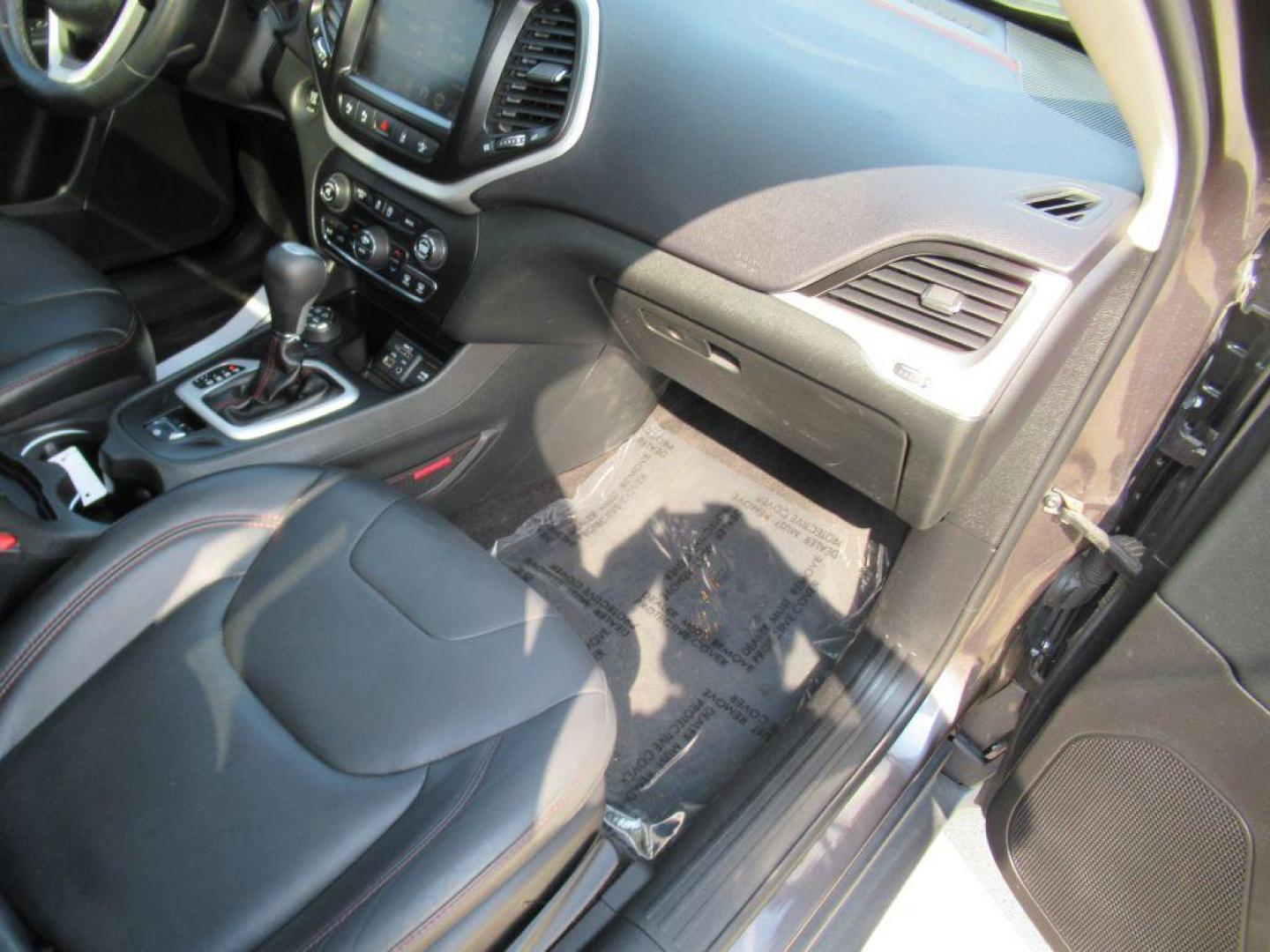 2015 GRAY JEEP CHEROKEE TRAILHAWK (1C4PJMBS1FW) with an 3.2L engine, Automatic transmission, located at 908 SE 14th Street, Des Moines, IA, 50317, (515) 281-0330, 41.580303, -93.597046 - Photo#13