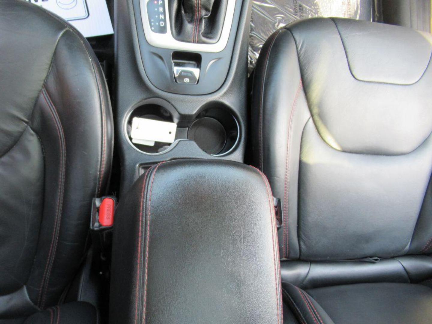 2015 GRAY JEEP CHEROKEE TRAILHAWK (1C4PJMBS1FW) with an 3.2L engine, Automatic transmission, located at 908 SE 14th Street, Des Moines, IA, 50317, (515) 281-0330, 41.580303, -93.597046 - Photo#18