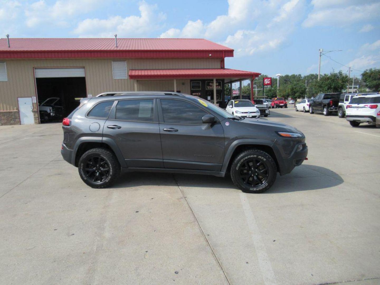 2015 GRAY JEEP CHEROKEE TRAILHAWK (1C4PJMBS1FW) with an 3.2L engine, Automatic transmission, located at 908 SE 14th Street, Des Moines, IA, 50317, (515) 281-0330, 41.580303, -93.597046 - Photo#3