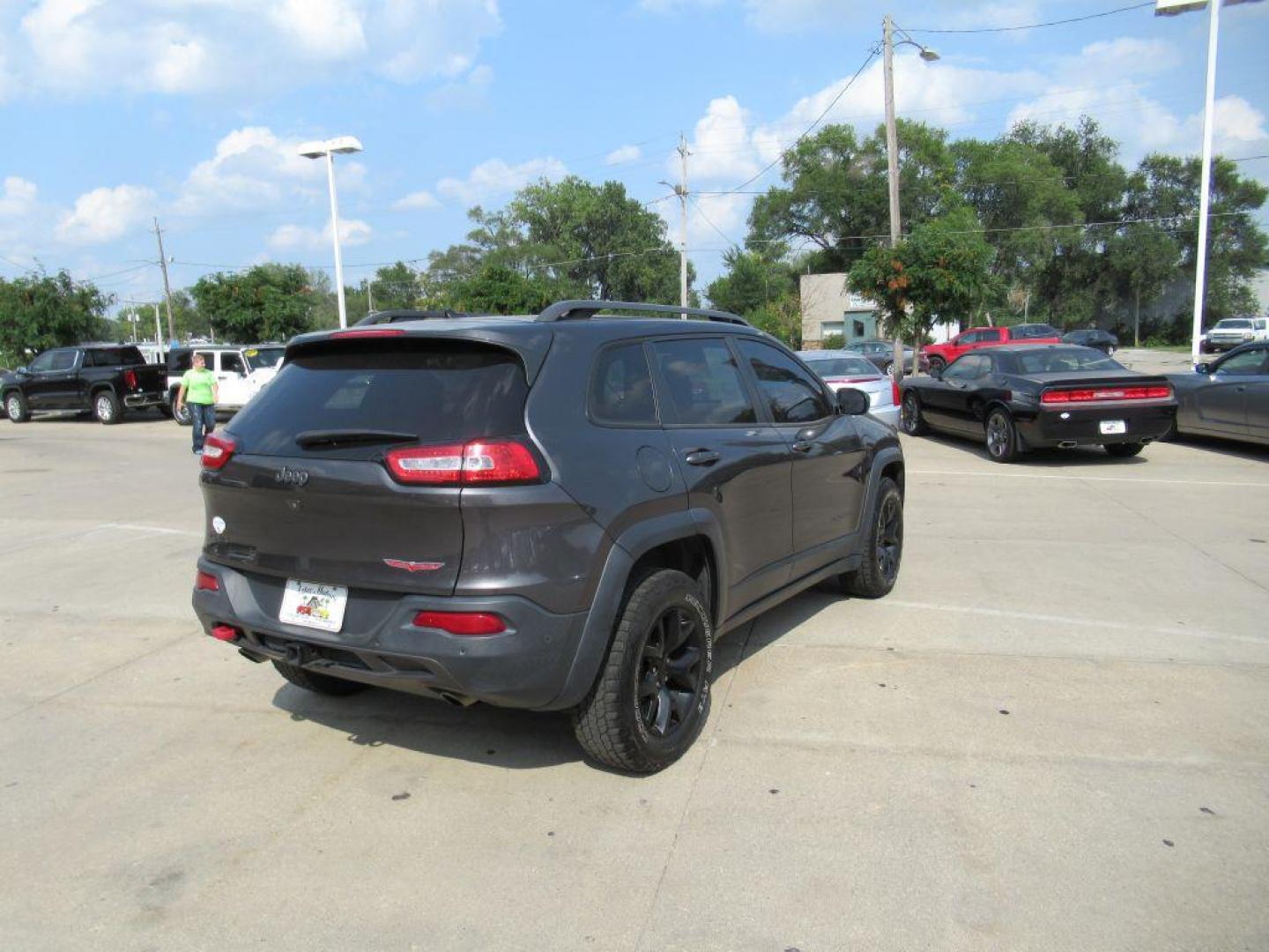 2015 GRAY JEEP CHEROKEE TRAILHAWK (1C4PJMBS1FW) with an 3.2L engine, Automatic transmission, located at 908 SE 14th Street, Des Moines, IA, 50317, (515) 281-0330, 41.580303, -93.597046 - Photo#4
