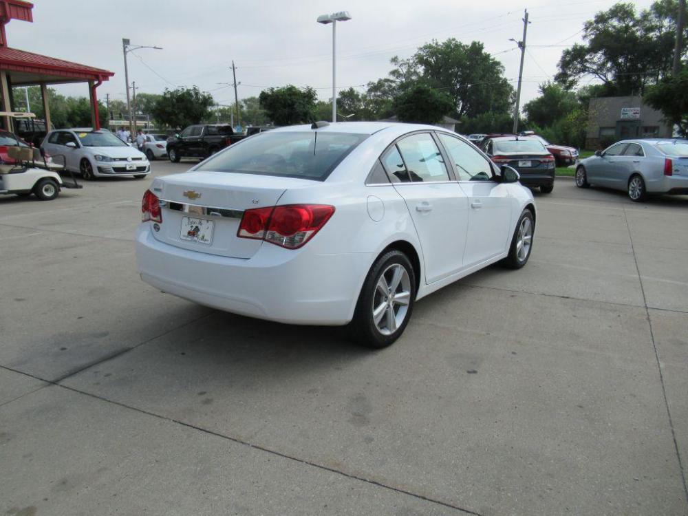 2015 WHITE CHEVROLET CRUZE LT (1G1PE5SB8F7) with an 1.4L engine, Automatic transmission, located at 908 SE 14th Street, Des Moines, IA, 50317, (515) 281-0330, 41.580303, -93.597046 - Photo #4