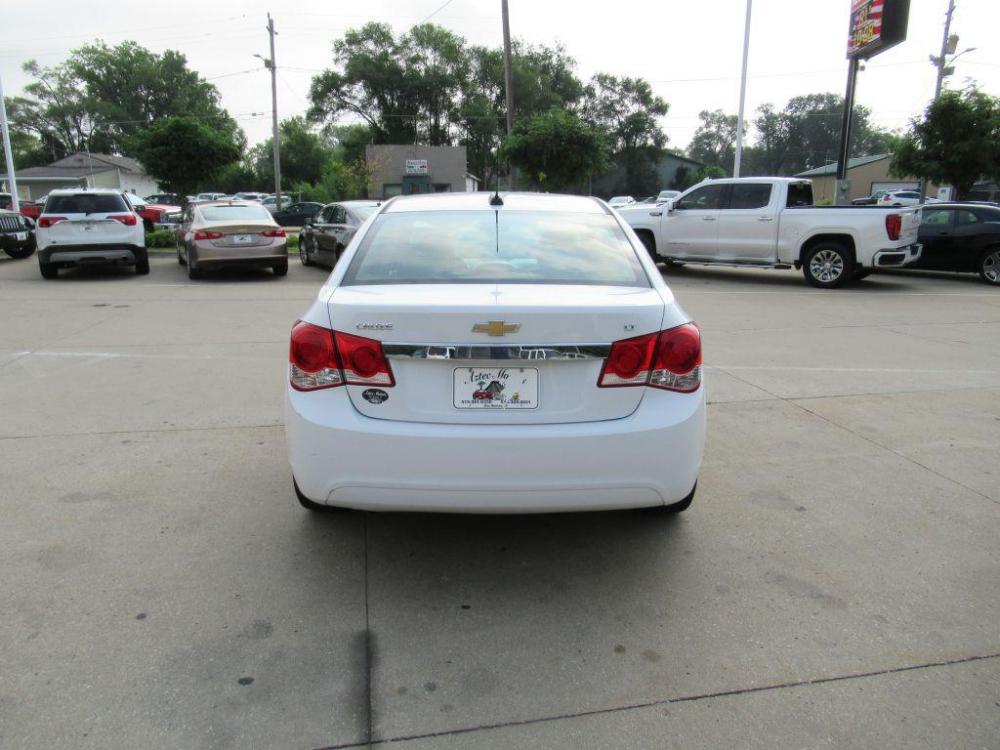 2015 WHITE CHEVROLET CRUZE LT (1G1PE5SB8F7) with an 1.4L engine, Automatic transmission, located at 908 SE 14th Street, Des Moines, IA, 50317, (515) 281-0330, 41.580303, -93.597046 - Photo #5