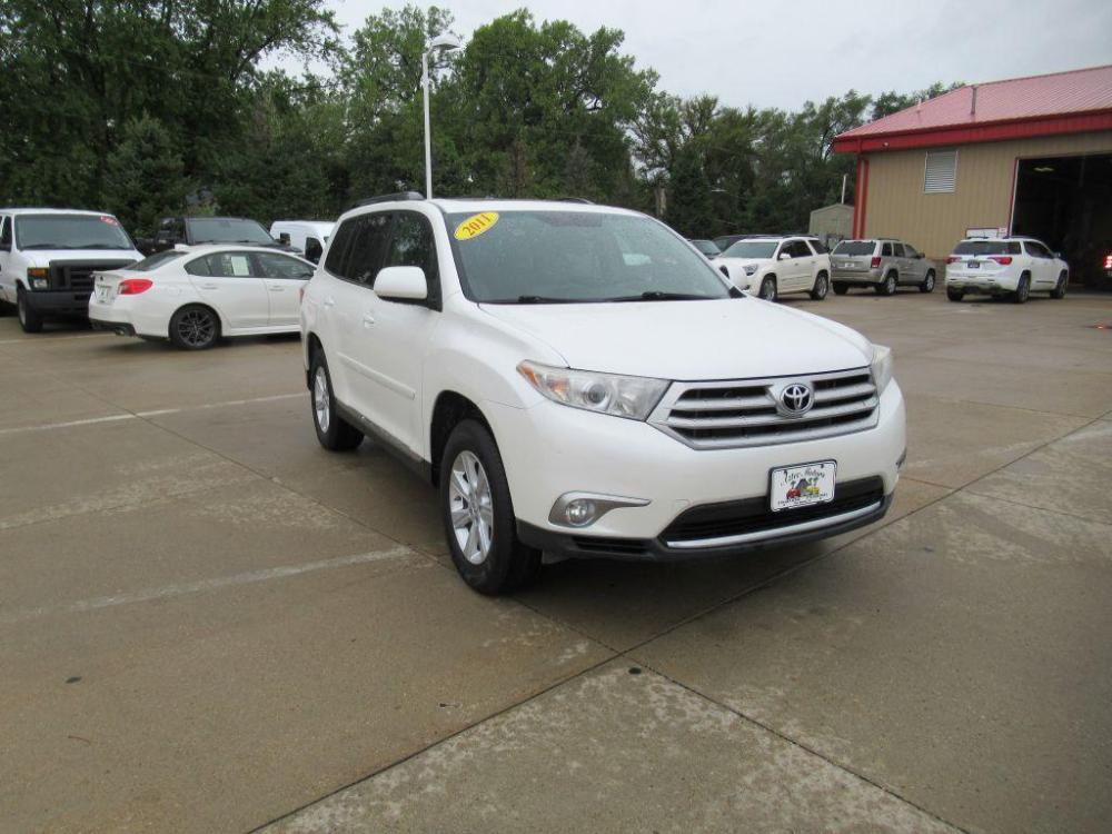 2011 WHITE TOYOTA HIGHLANDER BASE (5TDBK3EHXBS) with an 3.5L engine, Automatic transmission, located at 908 SE 14th Street, Des Moines, IA, 50317, (515) 281-0330, 41.580303, -93.597046 - Photo #1