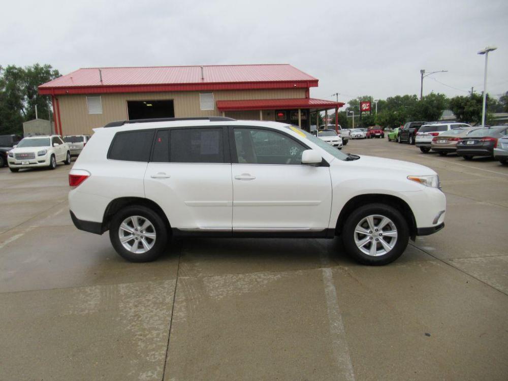 2011 WHITE TOYOTA HIGHLANDER BASE (5TDBK3EHXBS) with an 3.5L engine, Automatic transmission, located at 908 SE 14th Street, Des Moines, IA, 50317, (515) 281-0330, 41.580303, -93.597046 - Photo #2
