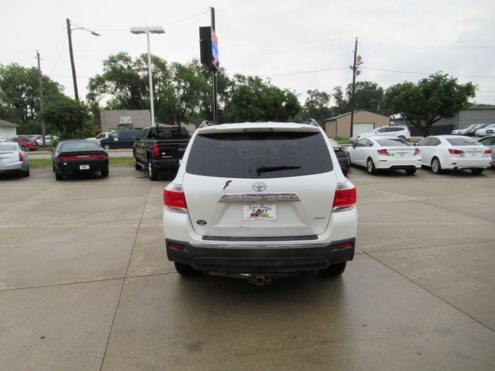 2011 WHITE TOYOTA HIGHLANDER BASE (5TDBK3EHXBS) with an 3.5L engine, Automatic transmission, located at 908 SE 14th Street, Des Moines, IA, 50317, (515) 281-0330, 41.580303, -93.597046 - Photo #4