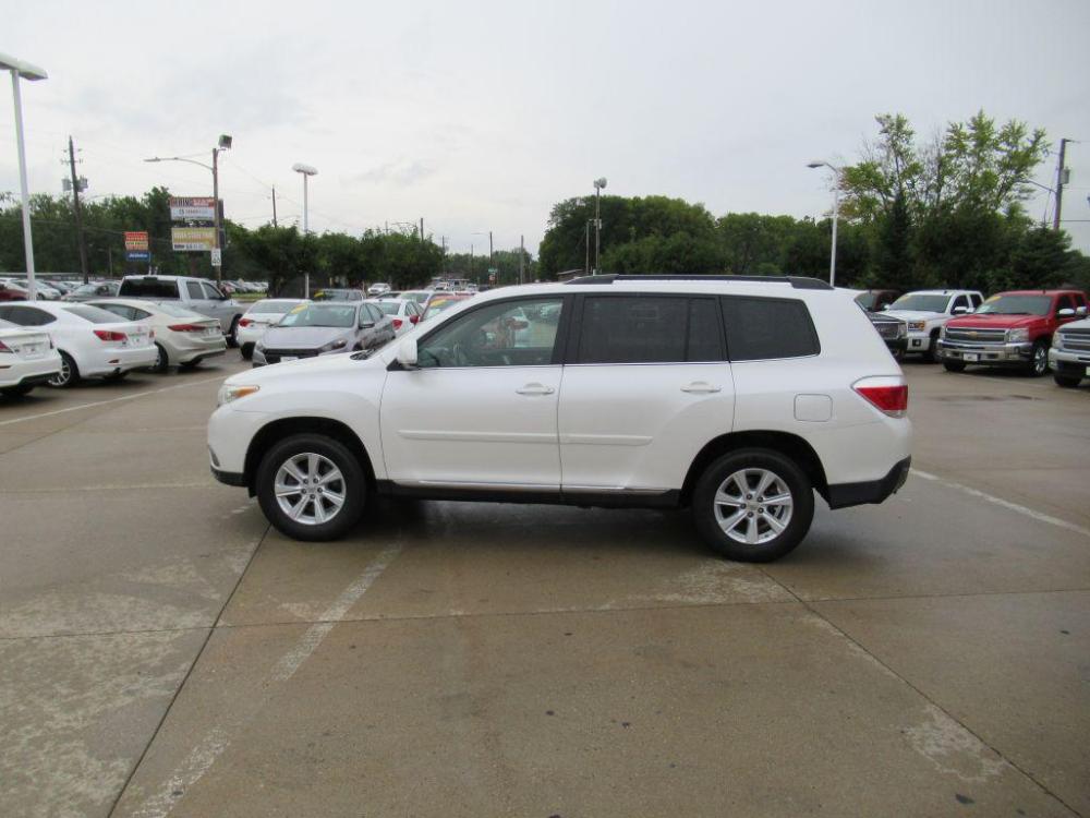 2011 WHITE TOYOTA HIGHLANDER BASE (5TDBK3EHXBS) with an 3.5L engine, Automatic transmission, located at 908 SE 14th Street, Des Moines, IA, 50317, (515) 281-0330, 41.580303, -93.597046 - Photo #6