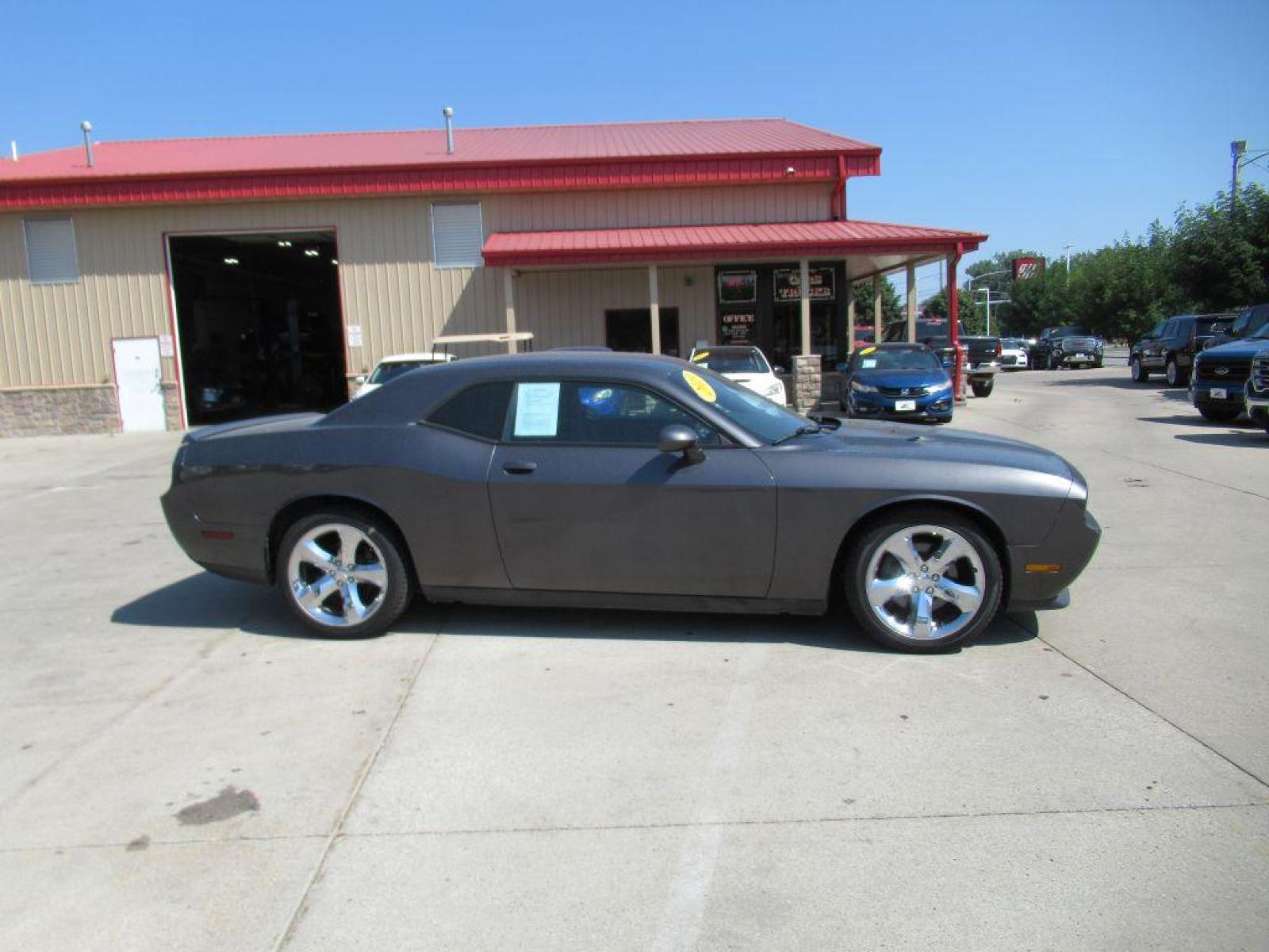 2013 GREY DODGE CHALLENGER SXT (2C3CDYAG0DH) with an 3.6L engine, Automatic transmission, located at 908 SE 14th Street, Des Moines, IA, 50317, (515) 281-0330, 41.580303, -93.597046 - Photo #3