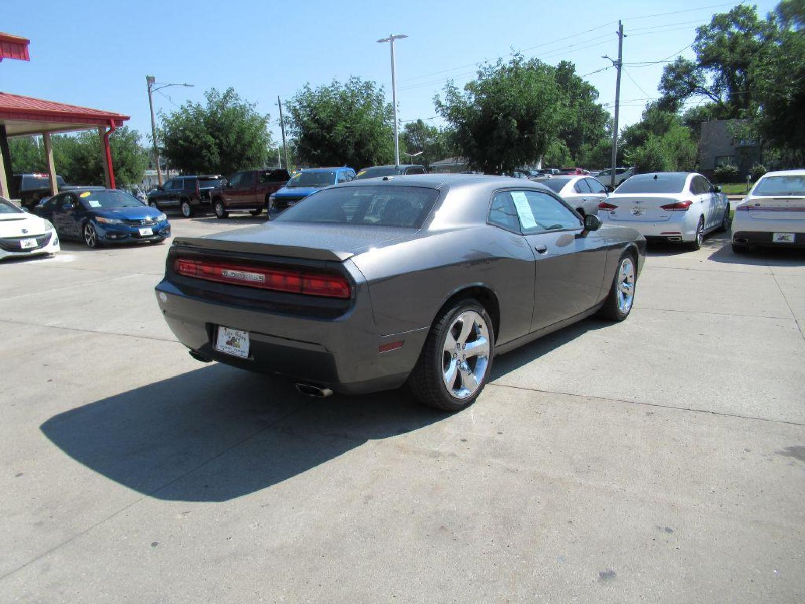 2013 GREY DODGE CHALLENGER SXT (2C3CDYAG0DH) with an 3.6L engine, Automatic transmission, located at 908 SE 14th Street, Des Moines, IA, 50317, (515) 281-0330, 41.580303, -93.597046 - Photo #4