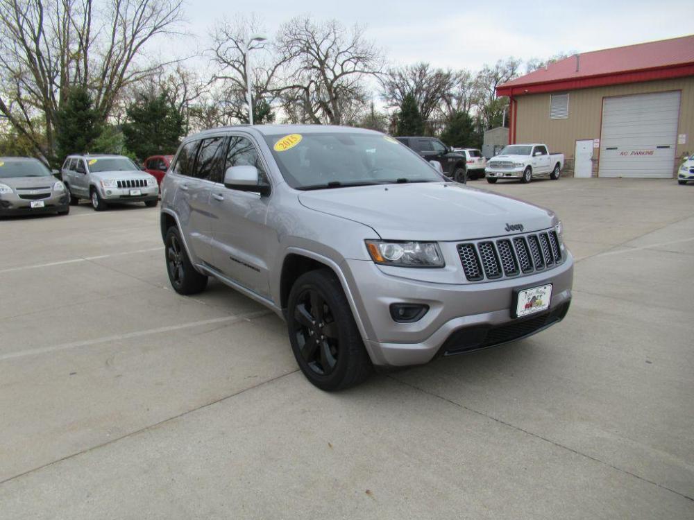 2015 SILVER JEEP GRAND CHEROKEE LAREDO (1C4RJFAG1FC) with an 3.6L engine, Automatic transmission, located at 908 SE 14th Street, Des Moines, IA, 50317, (515) 281-0330, 41.580303, -93.597046 - Photo #2
