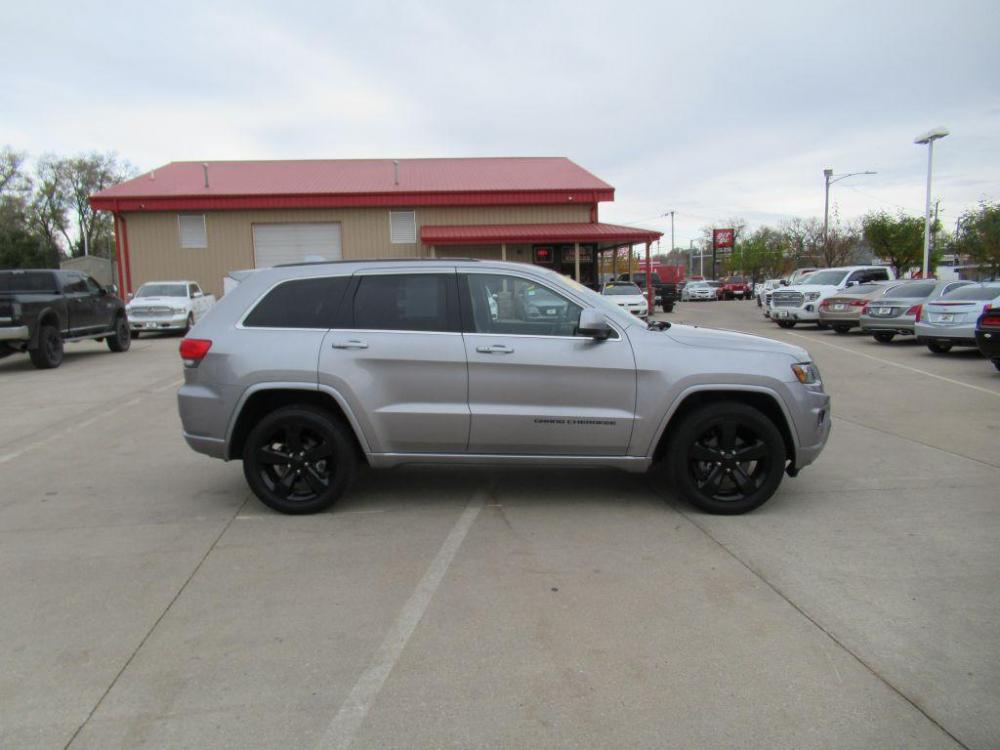 2015 SILVER JEEP GRAND CHEROKEE LAREDO (1C4RJFAG1FC) with an 3.6L engine, Automatic transmission, located at 908 SE 14th Street, Des Moines, IA, 50317, (515) 281-0330, 41.580303, -93.597046 - Photo #3