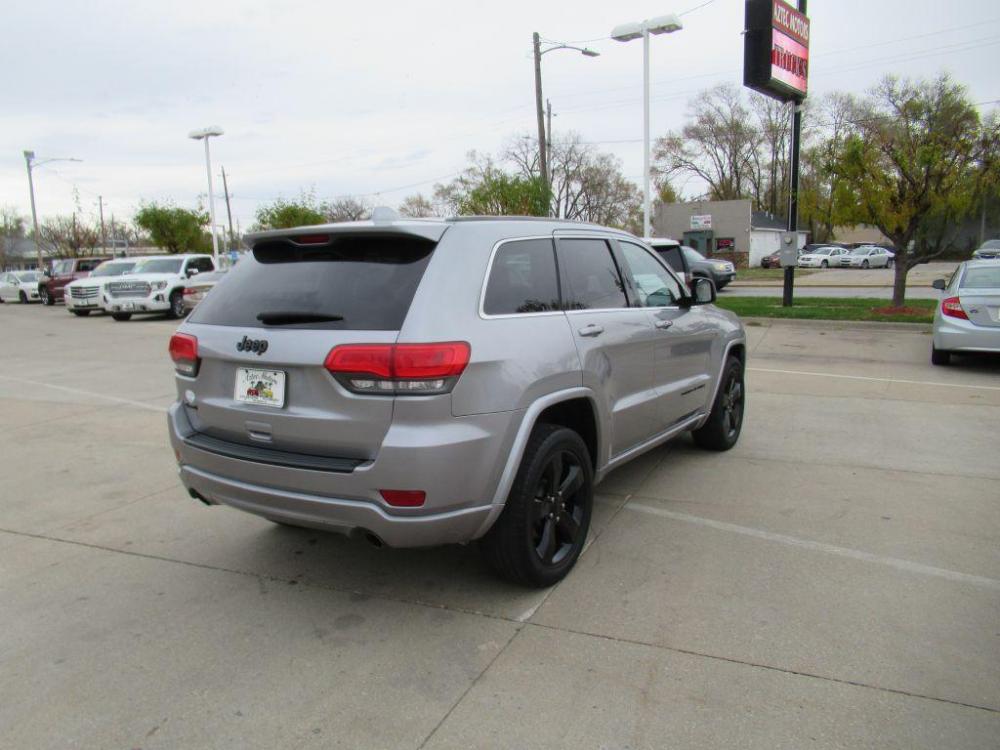 2015 SILVER JEEP GRAND CHEROKEE LAREDO (1C4RJFAG1FC) with an 3.6L engine, Automatic transmission, located at 908 SE 14th Street, Des Moines, IA, 50317, (515) 281-0330, 41.580303, -93.597046 - Photo #4