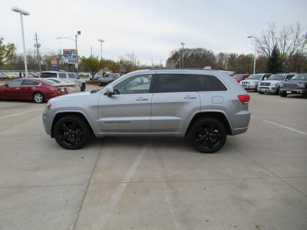 2015 SILVER JEEP GRAND CHEROKEE LAREDO (1C4RJFAG1FC) with an 3.6L engine, Automatic transmission, located at 908 SE 14th Street, Des Moines, IA, 50317, (515) 281-0330, 41.580303, -93.597046 - Photo #7